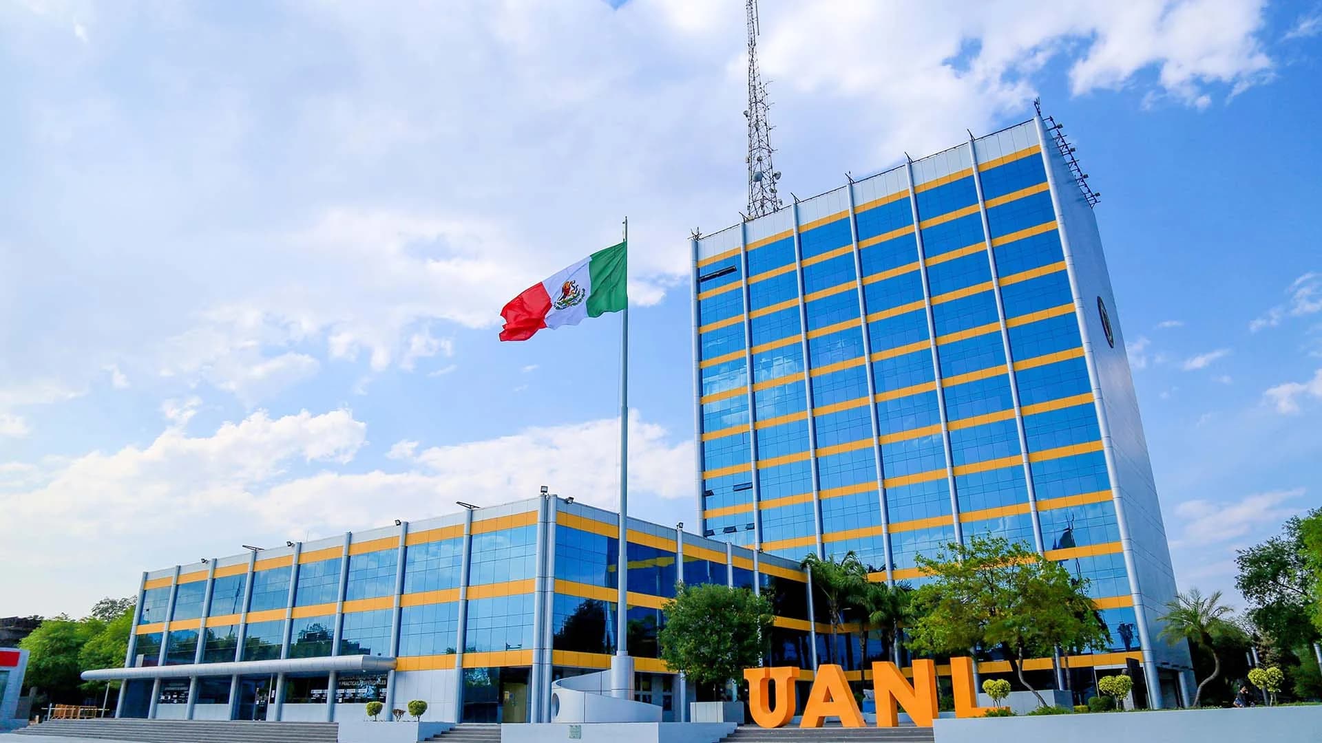 Fotografia de la torre de rectoria UANL.